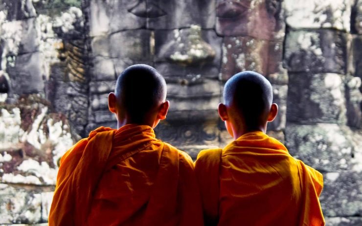contemplating-monk-angkor-wat-siem-reap-cambodia-P3HVXTJ.jpg